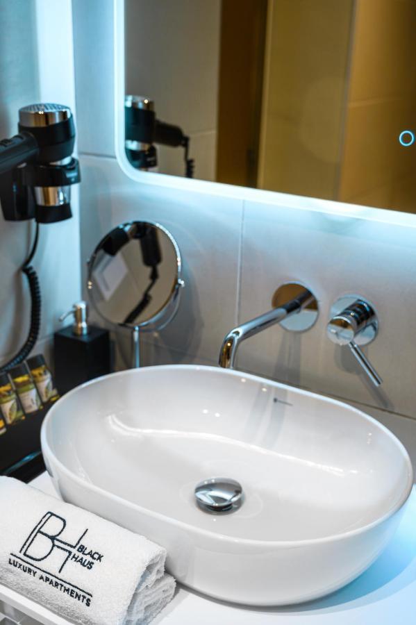 Blackhaus Apartments เทสซาโลนิกิ ภายนอก รูปภาพ